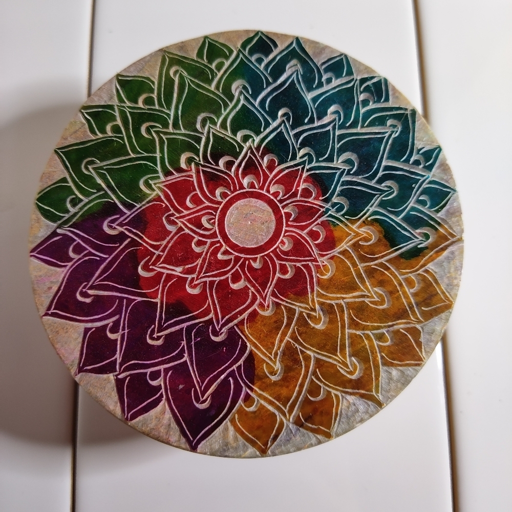 Mendella round stone box